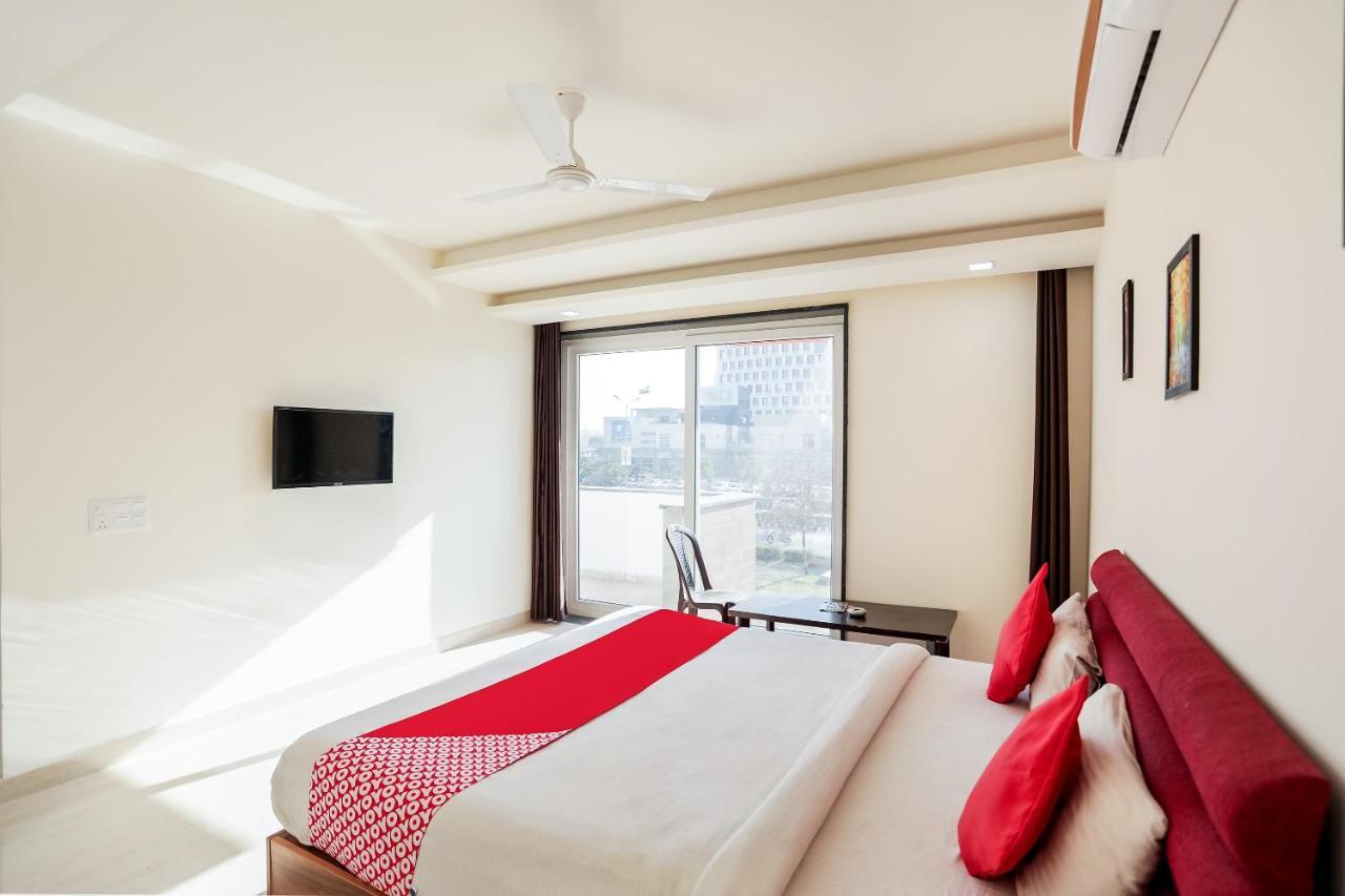 Oyo 65118 Hotel Vatika 古尔冈 外观 照片