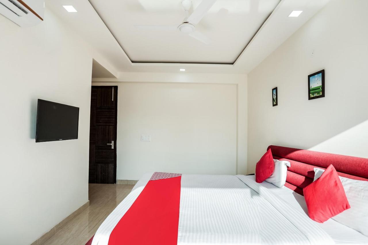 Oyo 65118 Hotel Vatika 古尔冈 外观 照片